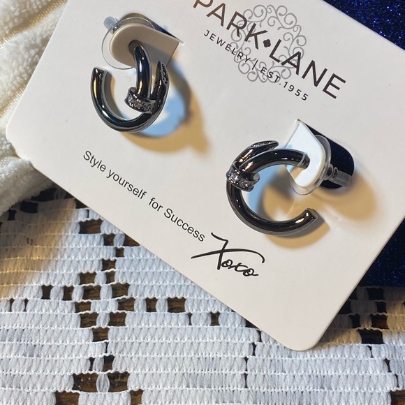 NWT 💥 DESIGNER INSPIRED CREST NAIL SMALL HOOPS HEMATITE WITH CRYSTALS EARRINGS - Picture 9 of 10